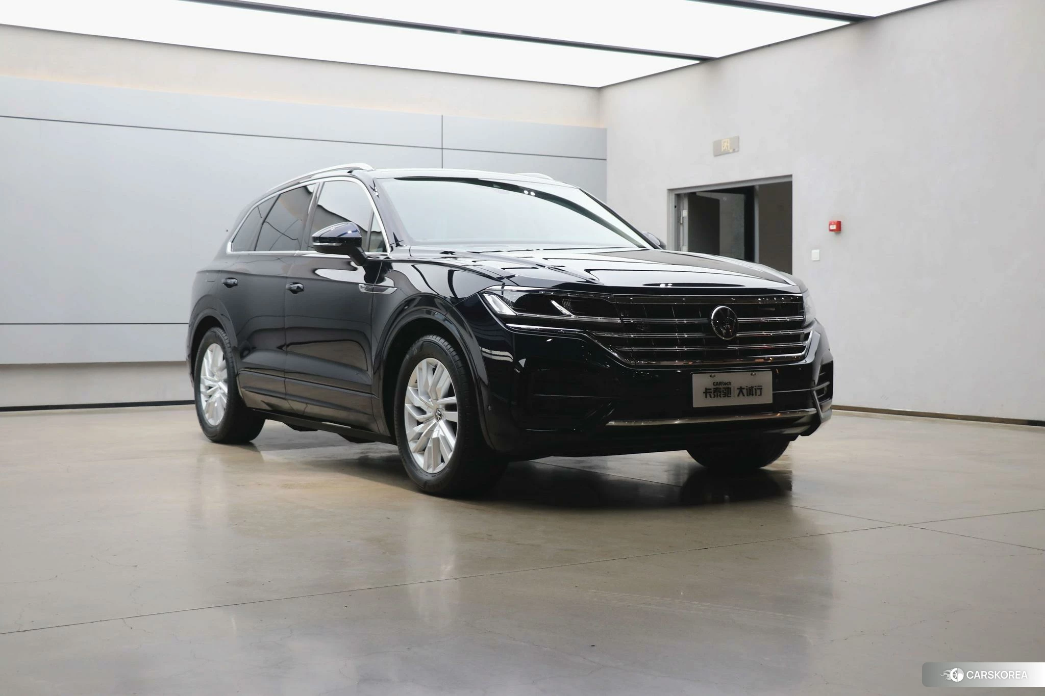 Volkswagen Touareg 2022 Черный из Китая, фото 3