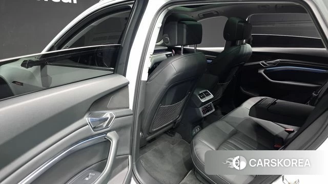 Audi e-Tron 2021 Белый из Кореи, фото 3