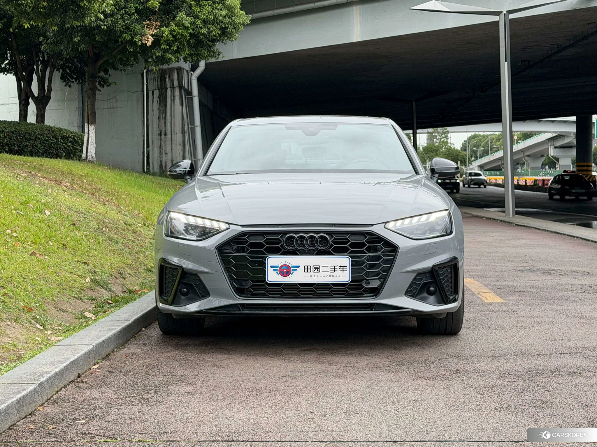 Audi A4L 2025 Серебристо-серый из Китая, фото 3