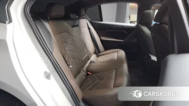 BMW 5 Series (G60) 2023 Белый из Кореи, фото 3