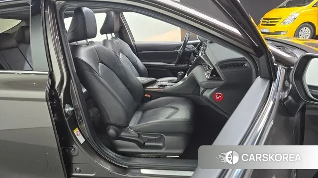 Toyota Camry (XV70) 2018 Серый из Кореи, фото 3