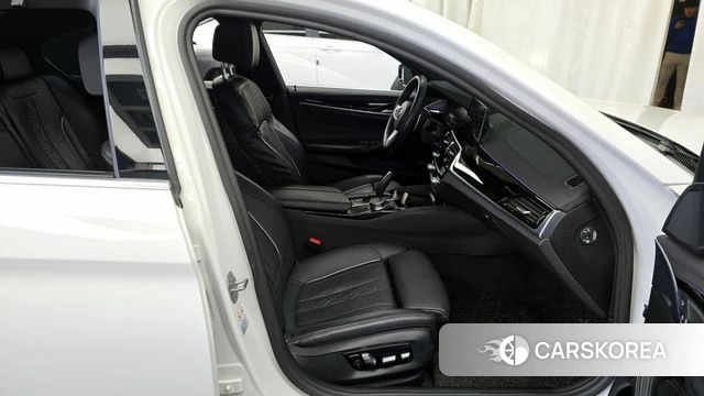 BMW 5 Series (G30) 2019 Белый из Кореи, фото 3