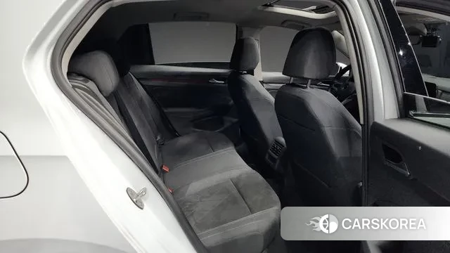 Volkswagen Golf 8th Generation 2022 Белый из Кореи, фото 3