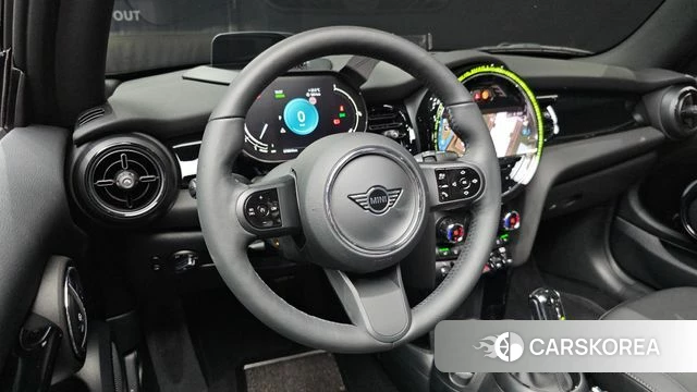 Mini Cooper Convertible 2024 Черный из Кореи, фото 3