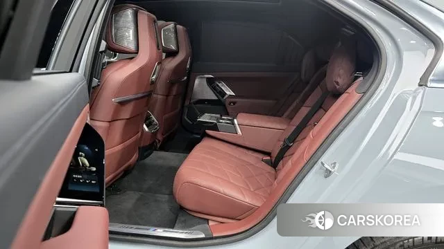 BMW 7 Series (G70) 2024 Светло-серебряный цвет из Кореи, фото 3