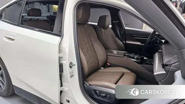 BMW 5 Series (G60) 2024 Белый из Кореи, фото 3