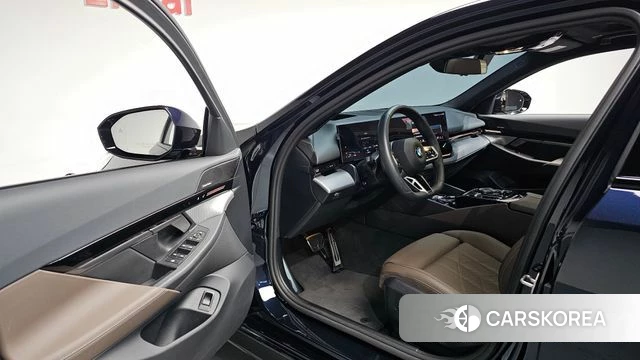 BMW 5 Series (G60) 2024 Черный из Кореи, фото 3