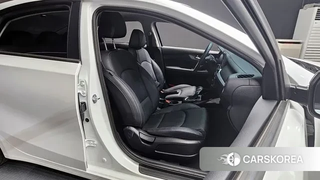 Kia The New K3 2nd generation 2023 Белый из Кореи, фото 3