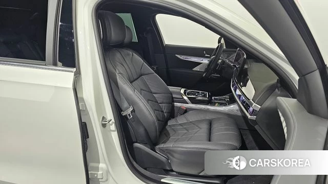 BMW 7 Series (G70) 2025 Белый из Кореи, фото 3