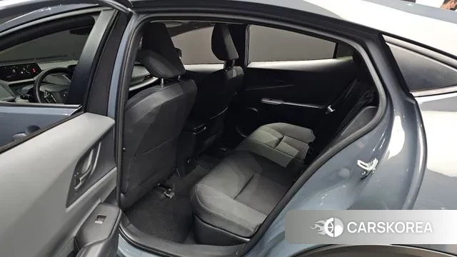 Toyota Prius 5th Generation 2023 Светло-серебряный цвет из Кореи, фото 3