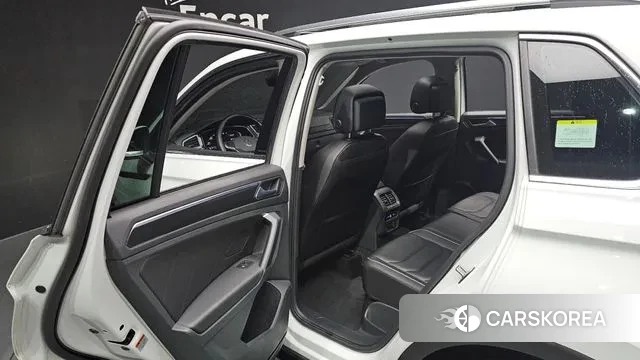Volkswagen Tiguan Allspace 2023 Белый из Кореи, фото 3