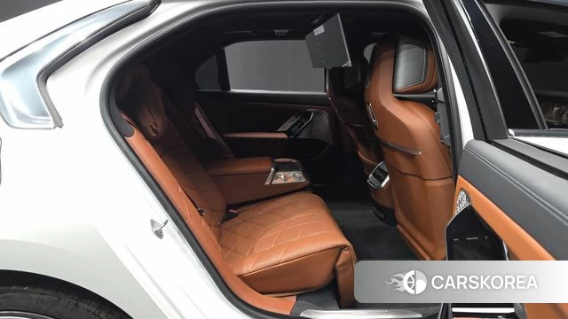 BMW 7 Series (G70) 2025 Белый из Кореи, фото 3