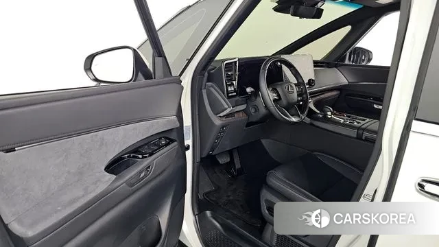 Lexus LM Second Generation 2024 Белый из Кореи, фото 3