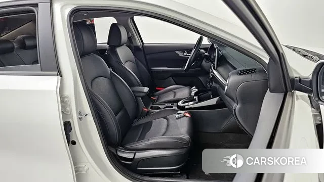 Kia The New K3 2nd generation 2024 Белый из Кореи, фото 3