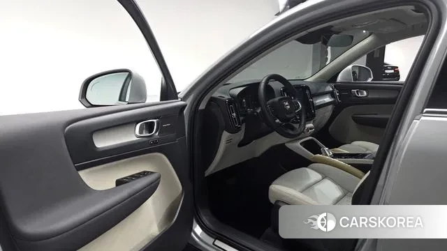 Volvo XC40 2024 Серебристо-серый из Кореи, фото 3
