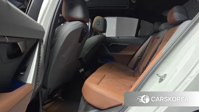 BMW 5 Series (G60) 2024 Белый из Кореи, фото 3