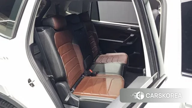 Volkswagen Tiguan Allspace 2023 Белый из Кореи, фото 3