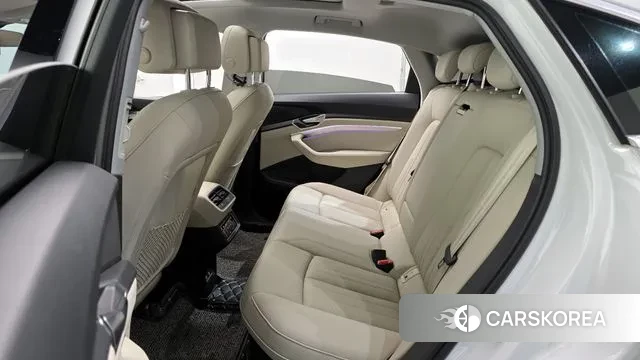 Audi e-Tron 2021 Белый из Кореи, фото 3