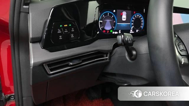 Volkswagen Golf 8th Generation 2022 Красный из Кореи, фото 3