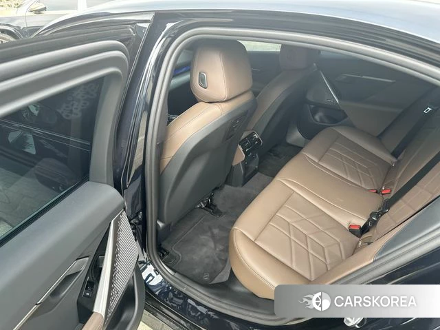 BMW 5 Series (G60) 2025 Черный из Кореи, фото 3