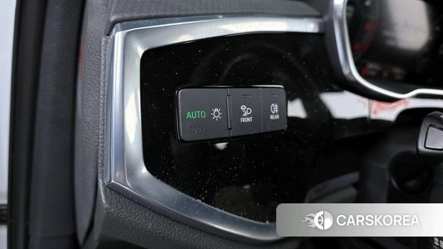 Audi Q3 (F3) 2023 Белый из Кореи, фото 3