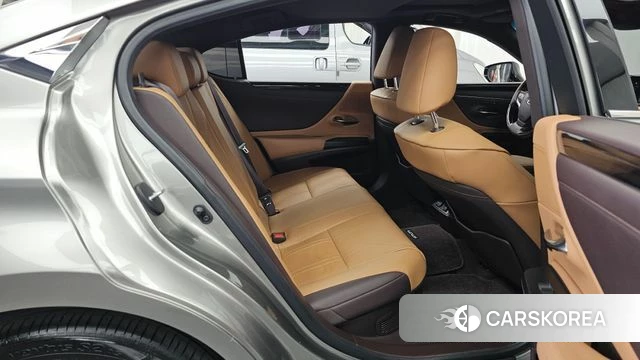Lexus ES300h 7th generation 2021 Серебряный из Кореи, фото 3