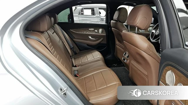 Mercedes-Benz E-Class W213 2021 Светло-серебряный цвет из Кореи, фото 3