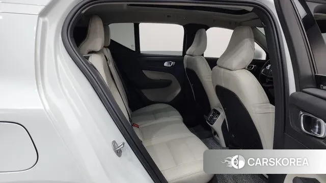 Volvo XC40 2023 Белый из Кореи, фото 3