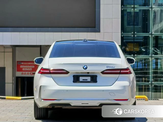BMW 5 series 2025 Белый из Китая, фото 3