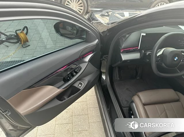 BMW 5 Series (G60) 2025 Черный из Кореи, фото 3
