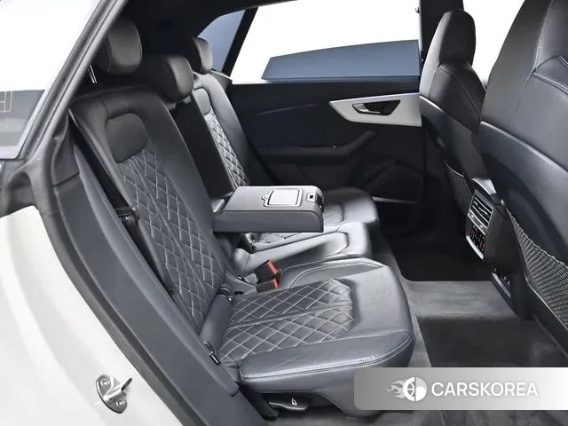 Audi Q8 (4M) 2023 Жемчужный цвет из Кореи, фото 3