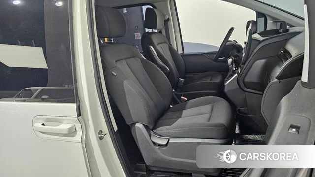 Hyundai Staria 2023 Белый из Кореи, фото 3