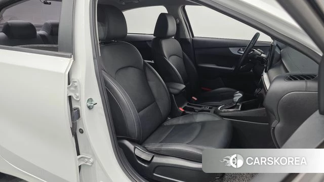Kia The New K3 2nd generation 2022 Белый из Кореи, фото 3