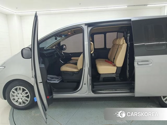 Hyundai Staria 2023 Серый из Кореи, фото 3