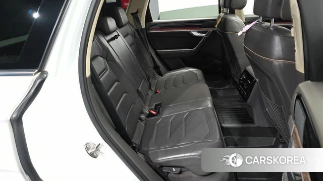 Volkswagen Touareg 3rd generation 2020 Белый из Кореи, фото 3