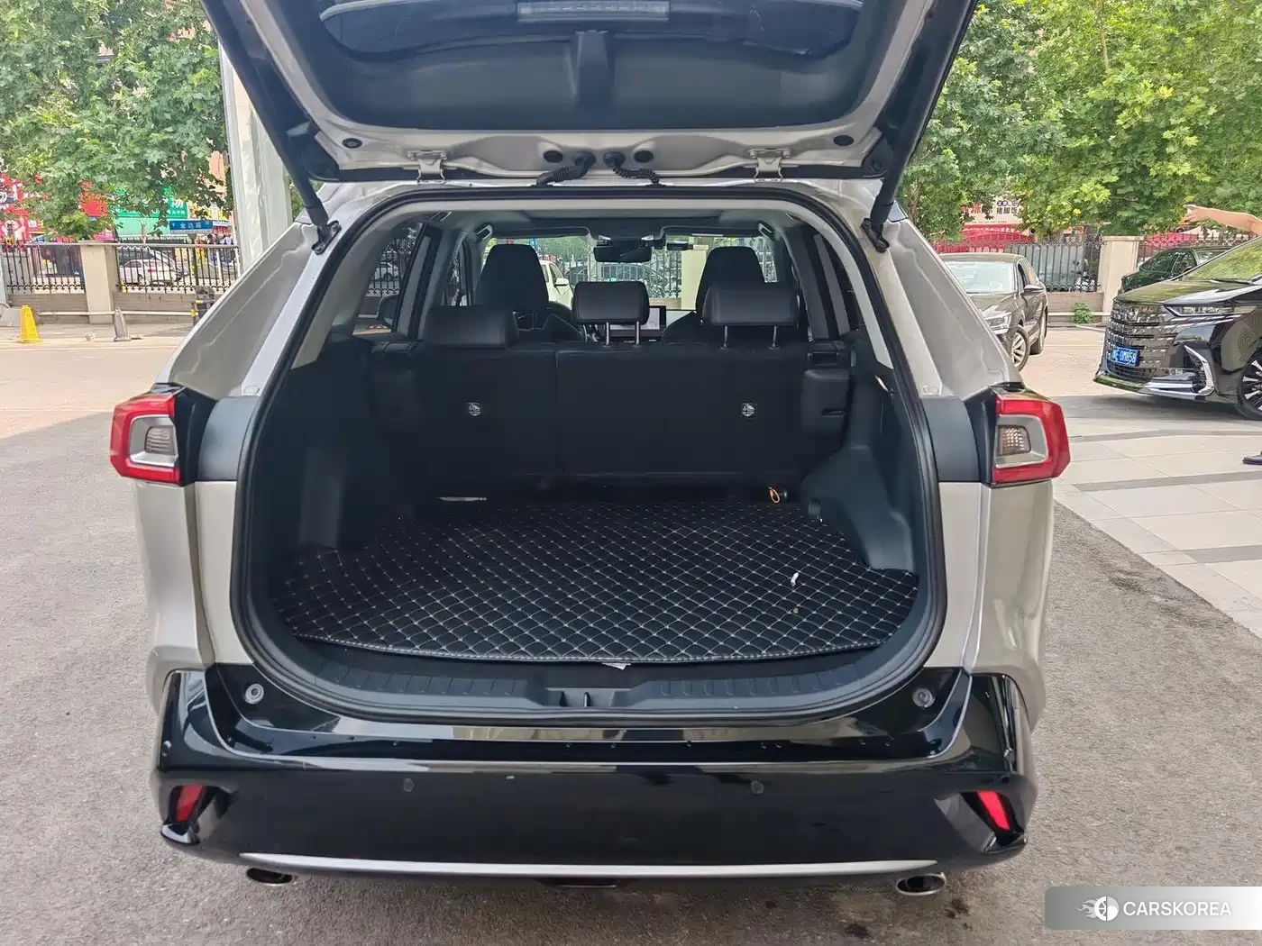 Toyota Wildlander 2024 Silver/gray из Китая, фото 3