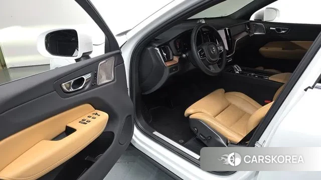 Volvo XC60 second Generation 2023 Белый из Кореи, фото 3