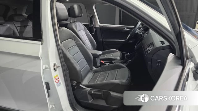 Volkswagen Tiguan Allspace 2023 Белый из Кореи, фото 3
