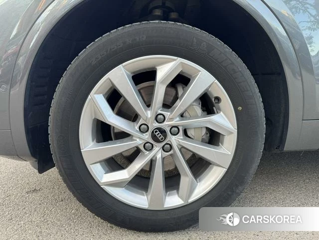 Audi Q5L 2021 Темно-серый из Китая, фото 3