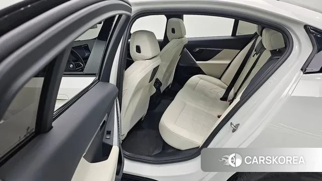 BMW 5 Series (G60) 2024 Белый из Кореи, фото 3