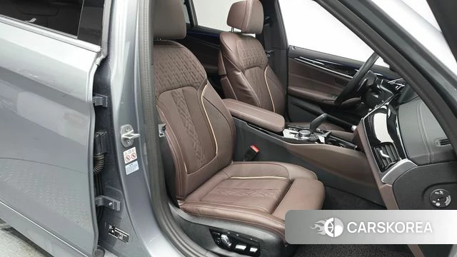 BMW 5 Series (G30) 2023 Серебристо-серый из Кореи, фото 3