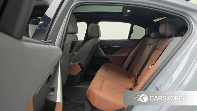 BMW 5 Series (G60) 2025 Светло-серебряный цвет из Кореи, фото 3