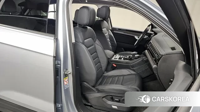 Volkswagen Touareg 3rd generation 2020 Серебряный из Кореи, фото 3