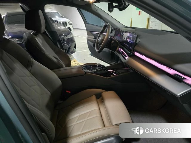 BMW 5 Series (G60) 2025 Небесно-голубой из Кореи, фото 3