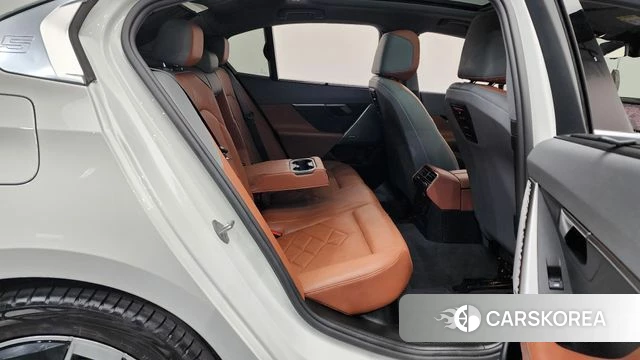 BMW 5 Series (G60) 2024 Белый из Кореи, фото 3