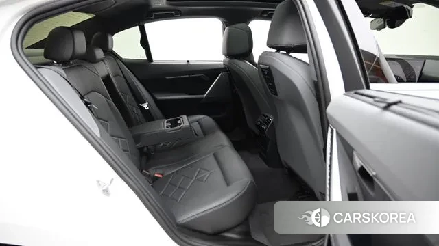 BMW 5 Series (G60) 2024 Белый из Кореи, фото 3