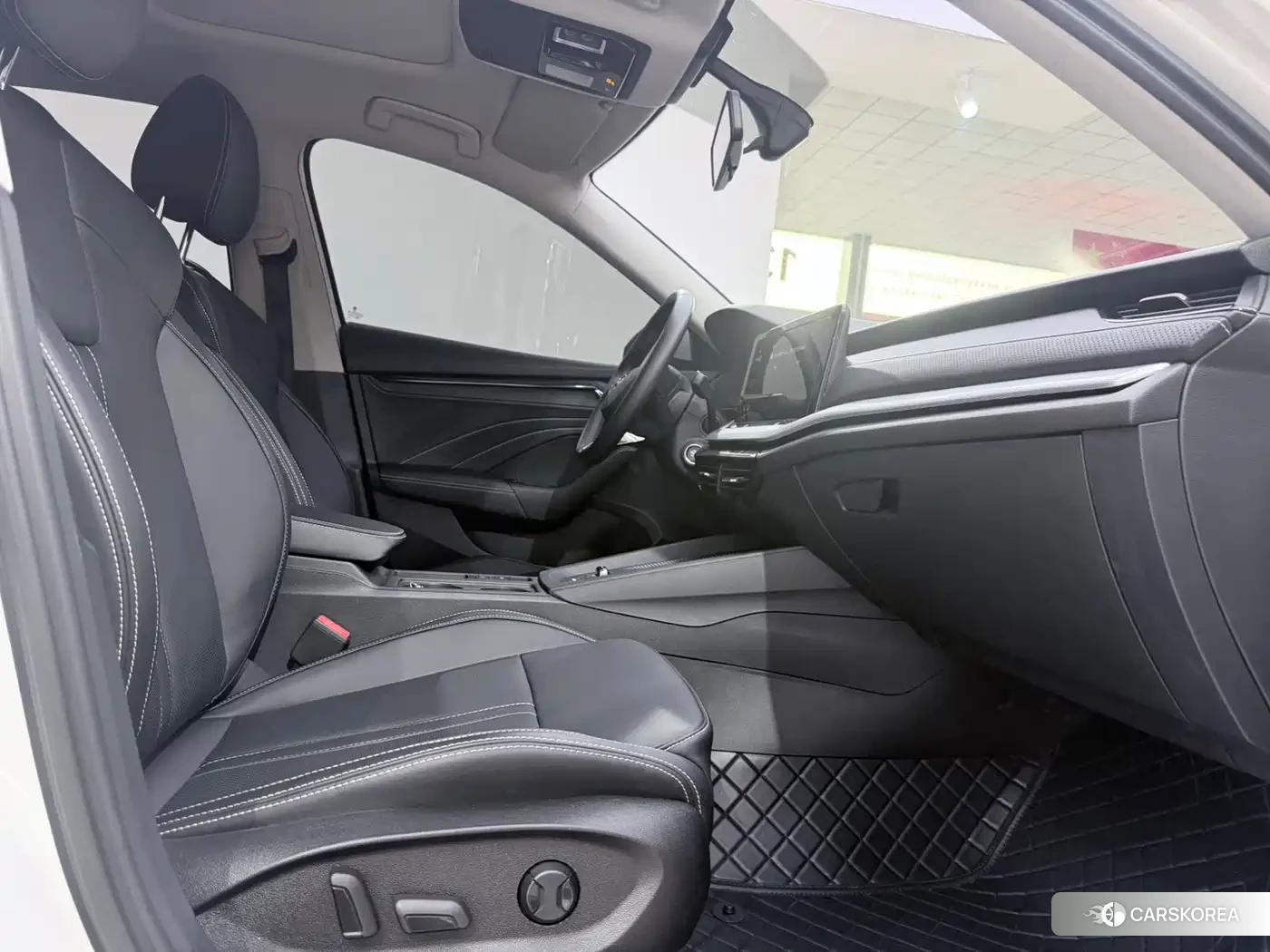 Skoda Octavia 2023 Белый из Китая, фото 3