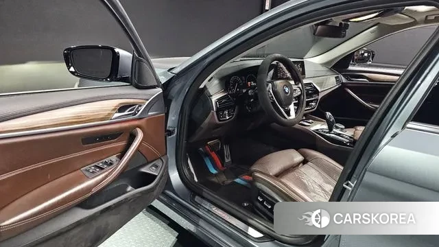 BMW 5 Series (G30) 2019 Серебристо-серый из Кореи, фото 3
