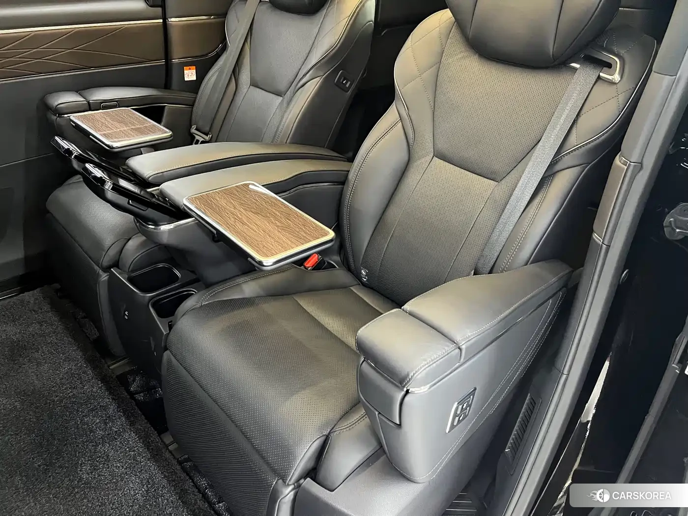 Toyota Elfa 2024 Черный из Китая, фото 3