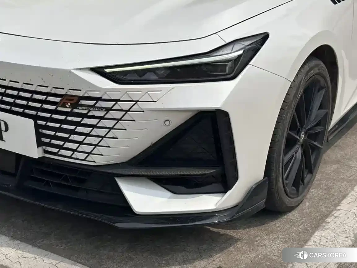 Chang'an UNI-V 2024 Белый из Китая, фото 3